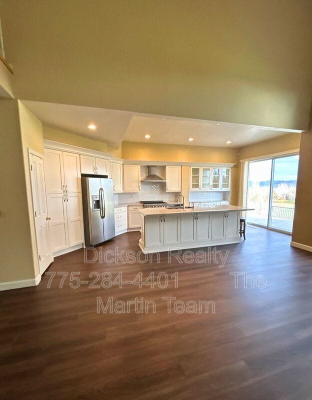 Building Photo - 6190 Carriage House Way