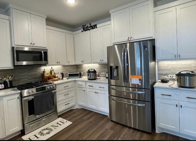 Foto del edificio - FULLY UPGRADED LUXURY TOWNHOME located in ...