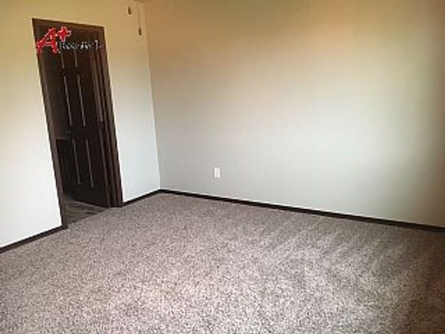 Building Photo - Three bedroom two bathroom Twin home w/ double garage