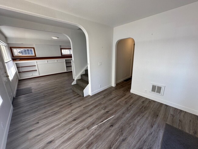 Building Photo - Historic Downtown Bend 2 Bed/1.5 Bath - De...