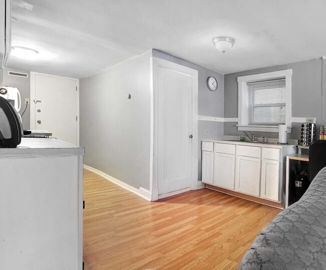 Building Photo - 2 bedroom in Chicago IL 60657