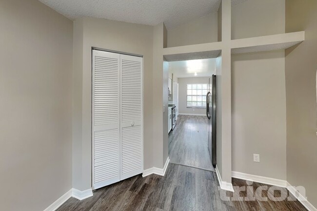 Building Photo - 947 Sandywood Dr