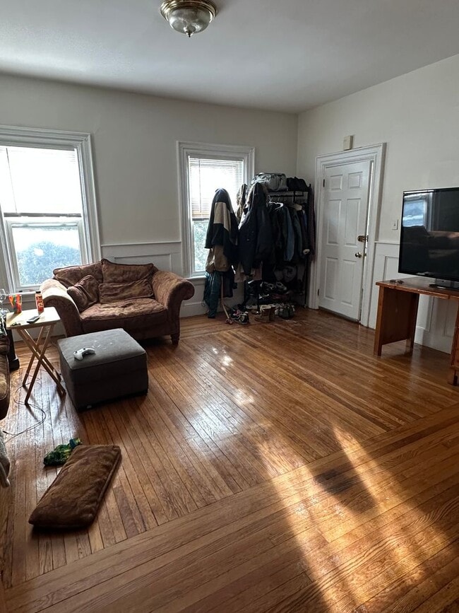 Foto del edificio - ALLSTON 4 BED/2 BATH FOR 9/1!  UPDATED KITCHEN AND BIG ROOMS!