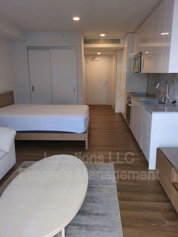 Building Photo - 987 Queen St