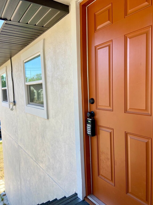 Building Photo - ONE MONTH FREE! Second Floor 2 Bed, 1 Bath...