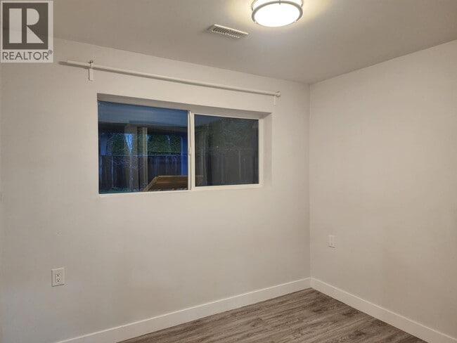 Building Photo - 120B 120b Ave