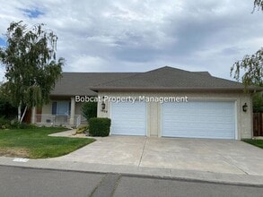 Building Photo - 1626 Evergreen Dr