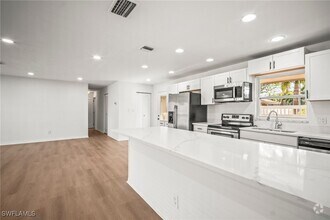Building Photo - 4293 Island Cir