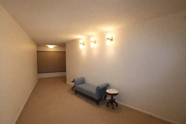 Foto del edificio - Spacious One Plus Bedroom Condominum off Broadway Terrace