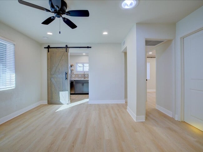 Foto del edificio - Charming 2-Bedroom, 1-Bath Home with Community pool and on site laundry facility!