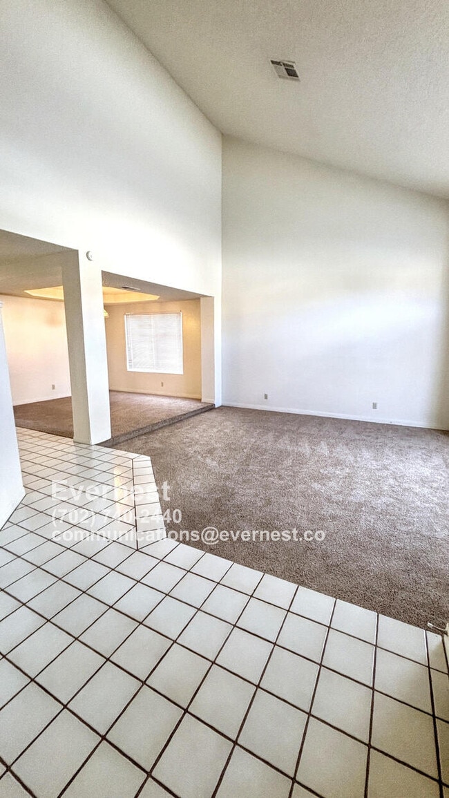Building Photo - Spacious 4-Bedroom Home in a Great Locatio...
