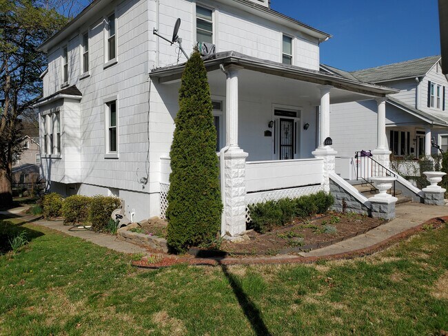 Building Photo - 6414 Rosemont Ave