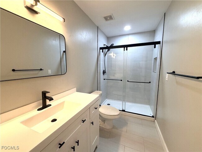 Foto del edificio - 1560 Colonial Blvd