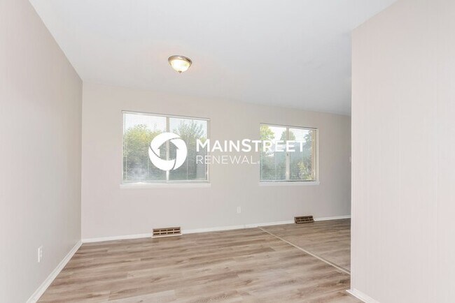 Building Photo - 2 Bedroom Pet-Friendly Home in St Charles,...