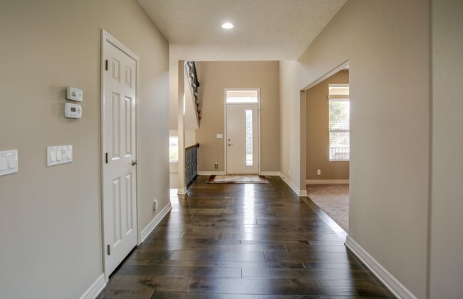 Building Photo - Stylish Living & Modern Comfort in Mission...