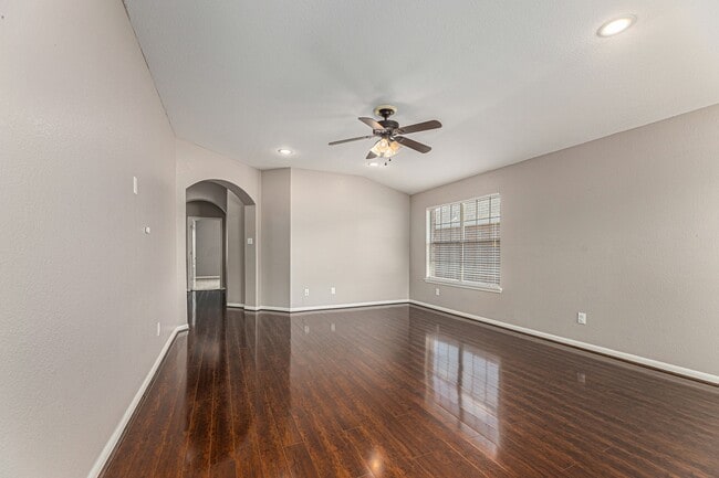 Foto del edificio - 520 Cedar Branch Dr