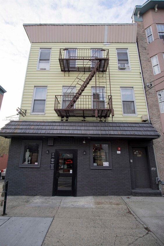 Primary Photo - 400 Adams St