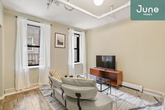 Building Photo - Queen room in 3-bed/2.0-bath Home