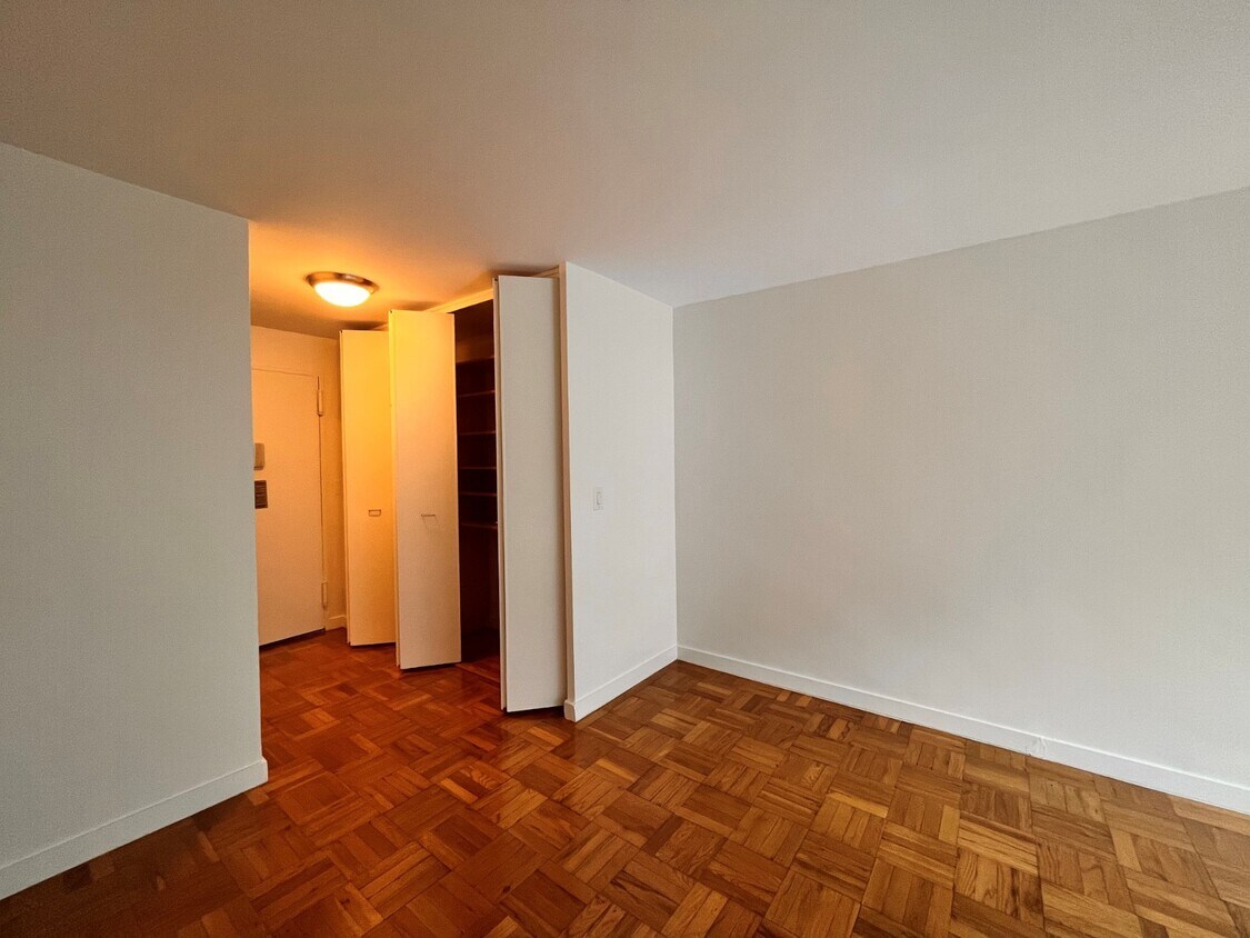 Foto principal - 333 E 49th St