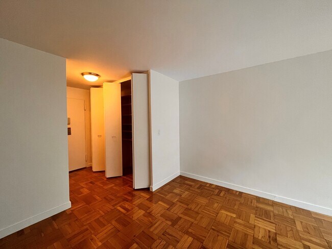 Foto del edificio - 333 E 49th St