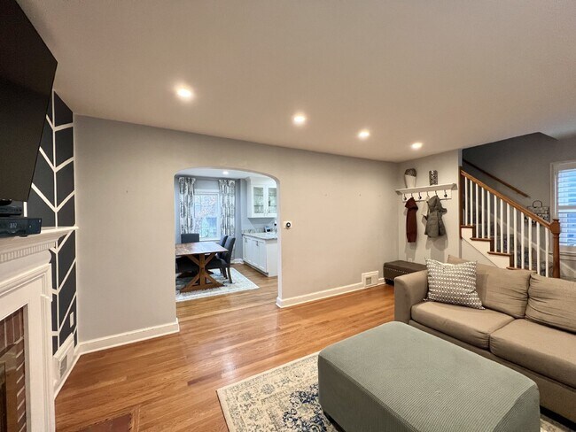 Building Photo - Updated 3b/2ba Colonial in Chevy Chase!
