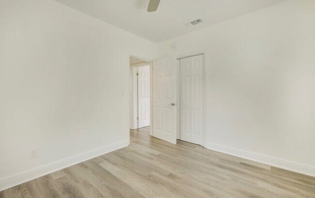 Foto del edificio - 4590 Colonial Ave