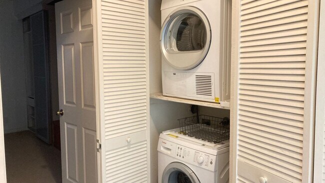 Foto del edificio - Large Terrace near Lake Merritt - In-unit Washer & Dryer