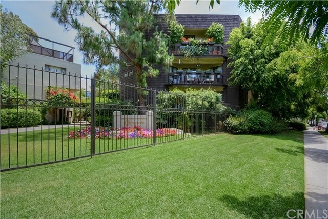 Building Photo - 950 N Kings Rd