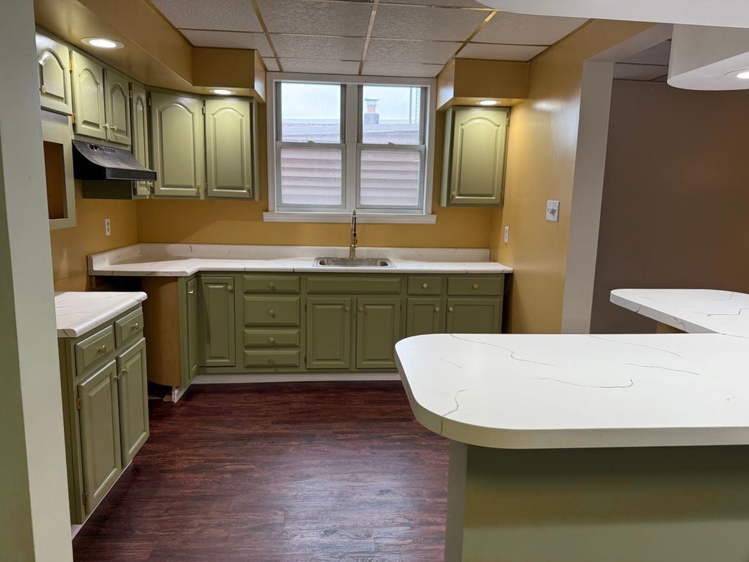 Primary Photo - 132 E Main St