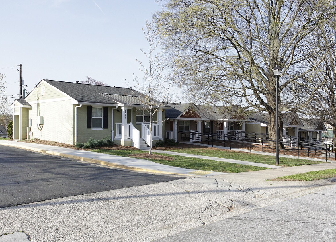 Foto del edificio - Hurd Homes