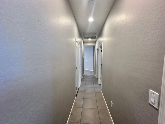 Building Photo - Spacious 3 Bed 2 Bath Home in Desirable Pe...