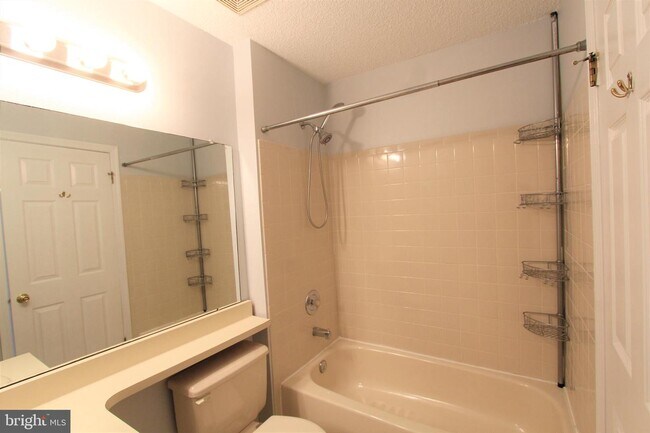 Building Photo - 46 Versailles Ct