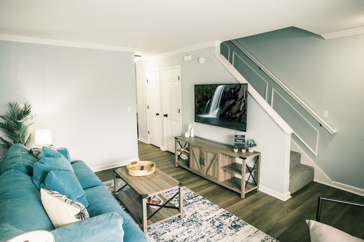 Foto principal - Fully Renovated 2 Bedroom Townhome in a Co...