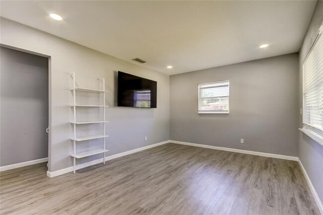 Building Photo - 7106 S Sparkman St