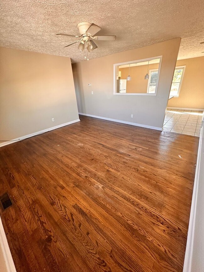 Foto del edificio - 505 Warren Rd NE