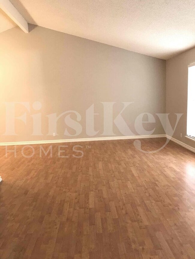 Building Photo - 5262 Holbrook Dr