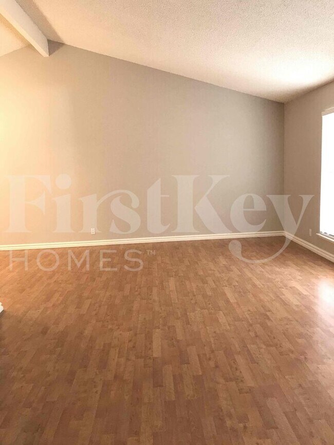 Foto del edificio - 5262 Holbrook Dr