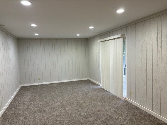 Sala de estar soleada con iluminación empotrada. - 409 Hill N Dale Cir