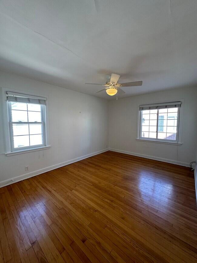 Building Photo - Cozy 4bd/1ba Whitefish Bay Townhouse Avail...