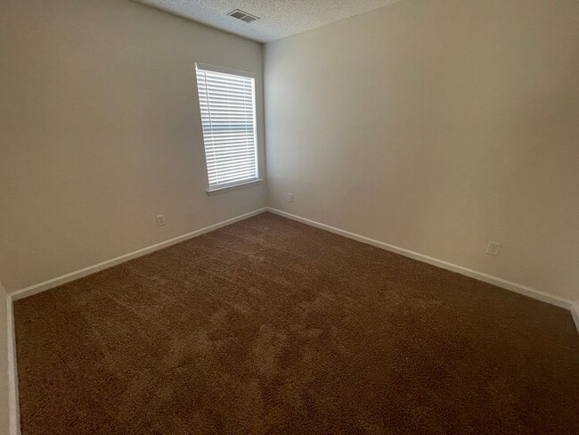 Building Photo - 3 bedroom home available in Oak Pointe sub...