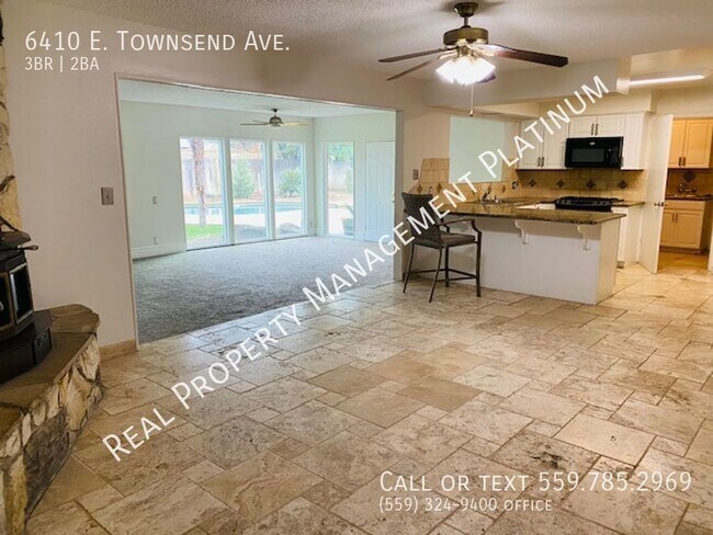 Foto del edificio - $2,695 Swimming Pool, Solar Panels, 3 Bedr...