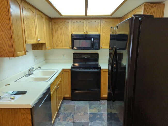 Building Photo - Centrally Located 1 Bedroom + Loft Townhom...