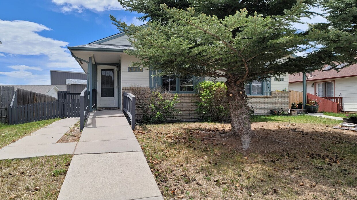 Foto principal - Beautiful, open, and bright 2 bedroom, 2 b...