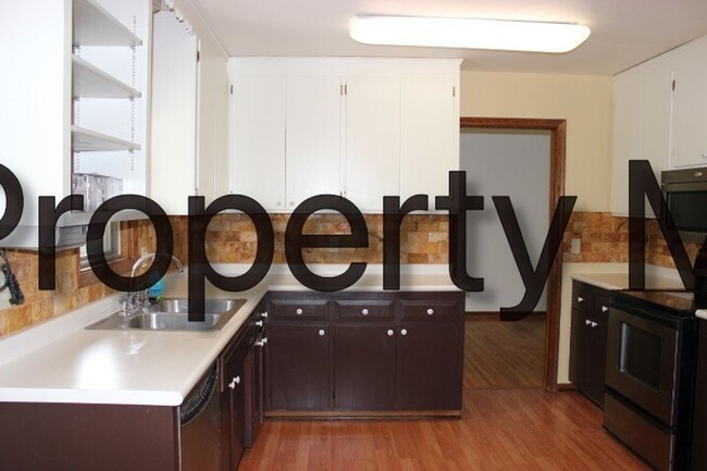 Building Photo - Edina Single Family Home, Hardwood Floors,...