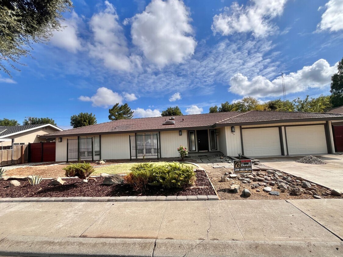 Primary Photo - Newly Remodeled & Full of Character!