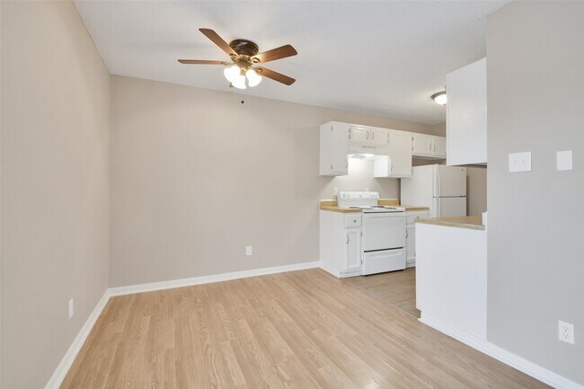 Foto del edificio - 1300 S Baker Ave