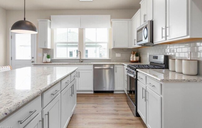 Foto del edificio - !!Get $500 OFF on 2nd mo rent!! Stunning New Build 3BA 2BR w/ Granite Kitchen • Garage • Wooded V...