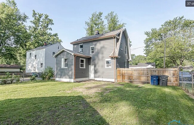 Building Photo - 2242 Vaness Dr