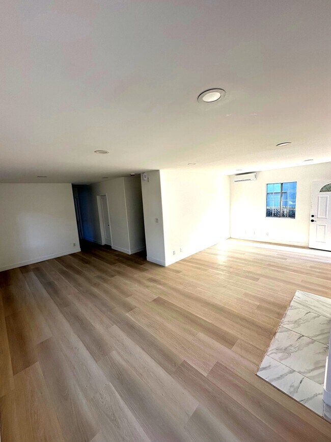Foto del edificio - 1182 N Kingsley Dr