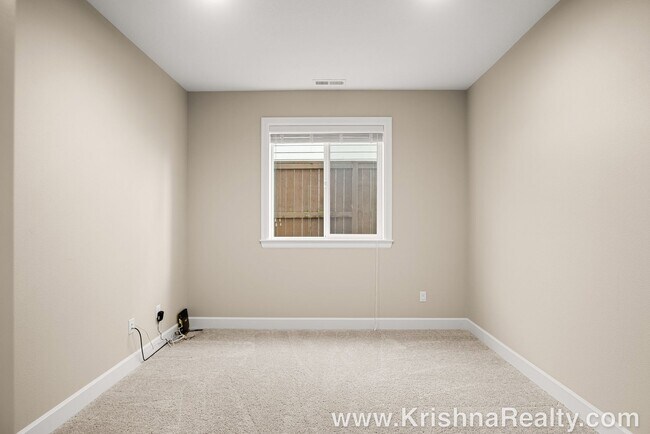 Foto del edificio - Spectacular 4 BD* 3 BA* + A Bonus Room Cor...